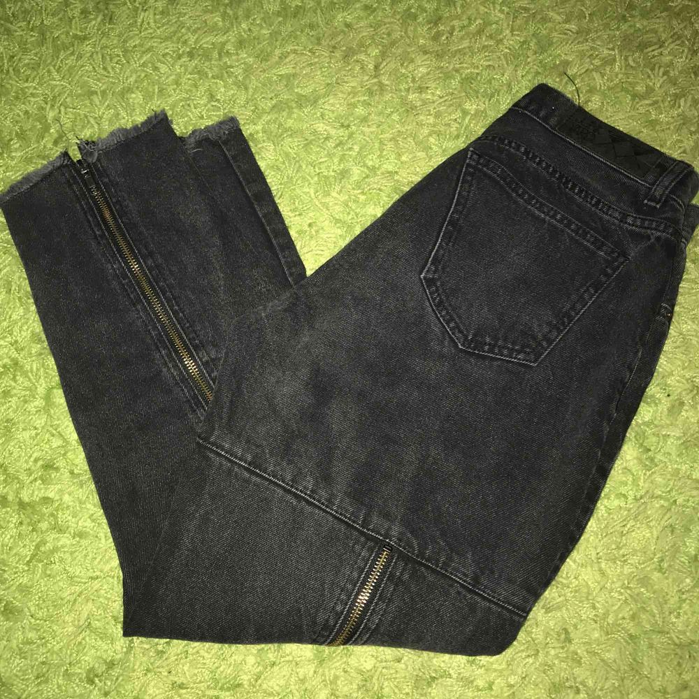 Svarta jeans som har dragkedjor på baksidan🖤 . Jeans & Byxor.