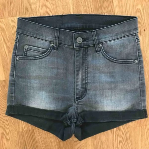  - Jäätte fina högmidjade jeansshorts från cheap monday❤️ tyvär för små för mig :/ 