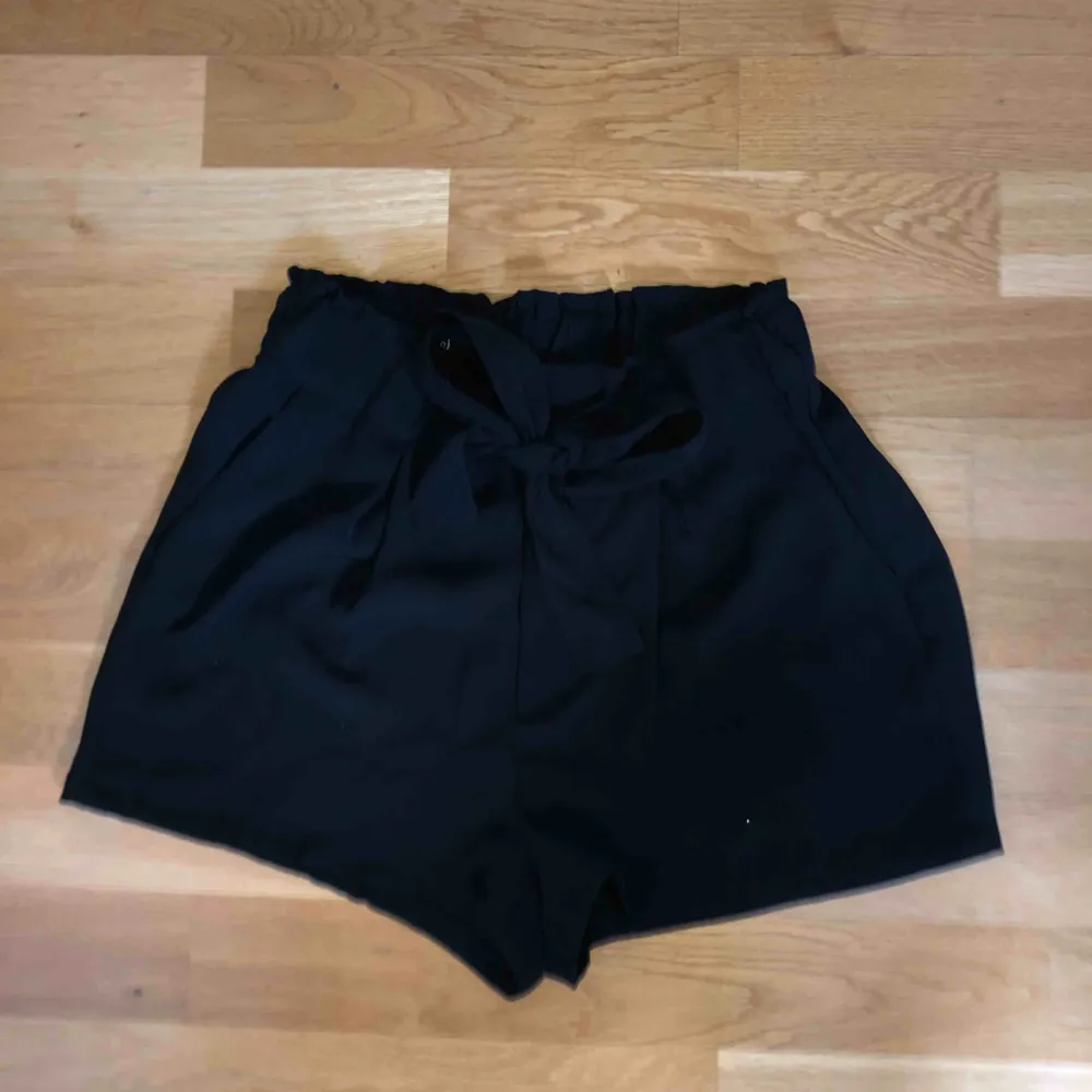 Kostmbyxor fast shorts, köpta på bik bok. Använda några gånger! Kan mötas upp i Växjö eller Älmhult, annars frakt 30kr, puss💓. Shorts.