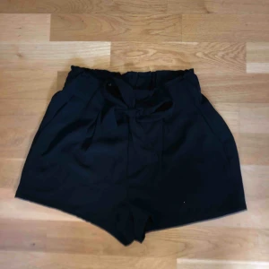  - Kostmbyxor fast shorts, köpta på bik bok. Använda några gånger! Kan mötas upp i Växjö eller Älmhult, annars frakt 30kr, puss💓