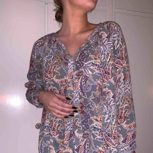  - Mönstrad blus från Bikbok. Används aldrig.