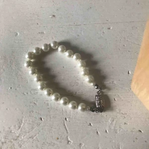  - jättefint pärlarmband som är för stort på mig tyvärr ):