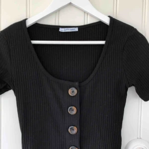  - Jättefin t-shirt med knappar från Zara. Aldrig använd så i stort sett i nyskick. Frakten är gratis :)