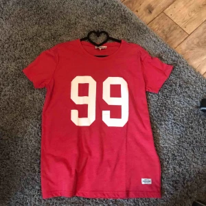  - Röd T-shirt +frakten ingår i priset