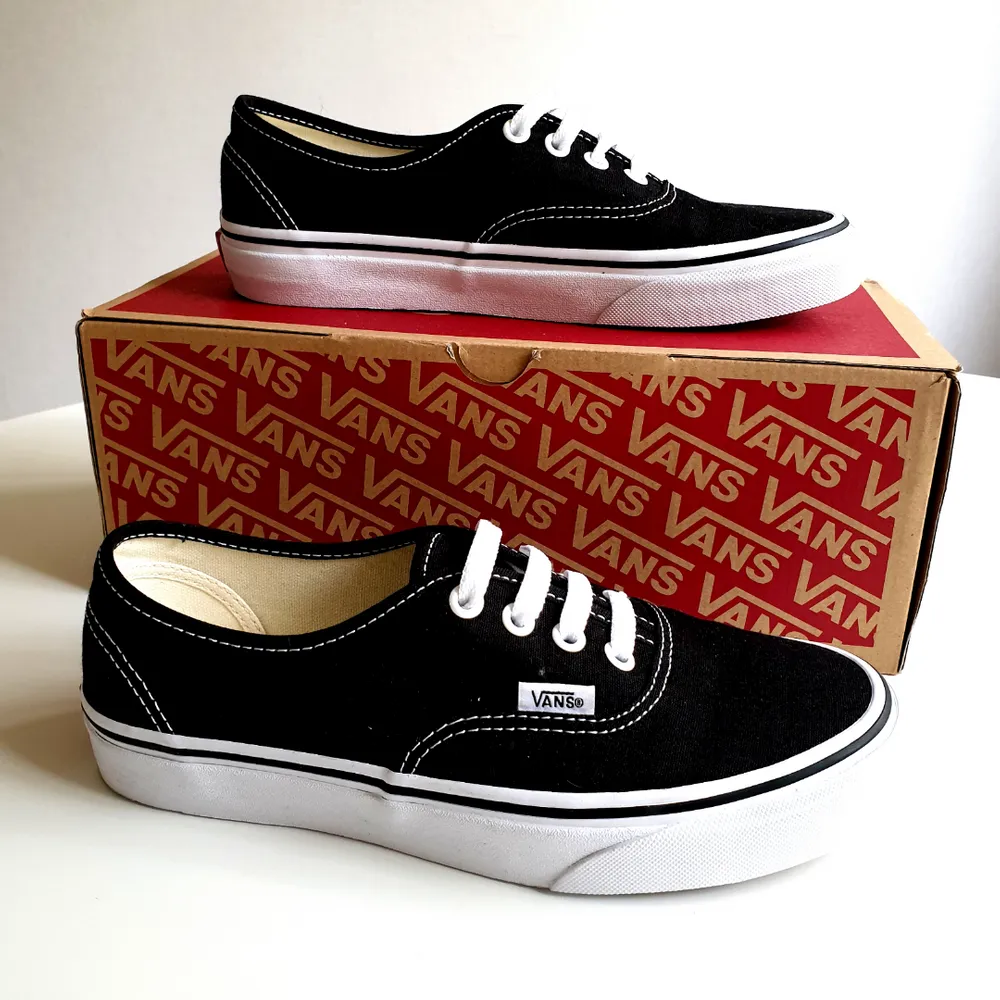 Brand new classic Vans! Have only tried them, so they can sell them. Size EU37, UK4.5, CM23.5.. Skor.