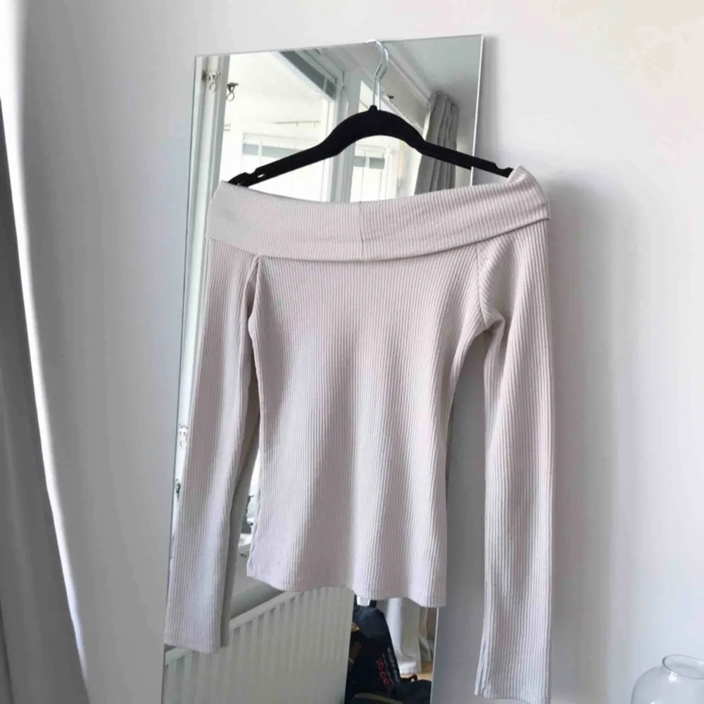 Off shoulder blus från Gina Tricot i storlek S. Har sytt några stygn längs kanten så ”flärpen” inte åker upp när man för på armarna. Frakt ingår!. Toppar.