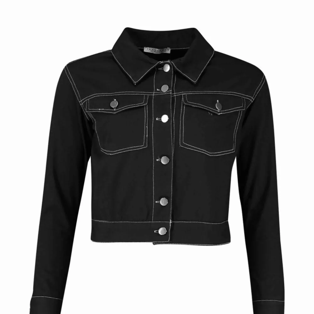 Säljer denna jack/skjortan ifrån boohoo med prislappen kvar. Köpt för 380kr!!! Det står storlek 38 men skulle säga att den är mindre än det så kanske XS/S🌸 Frakt tillkommer!!!. Jackor.