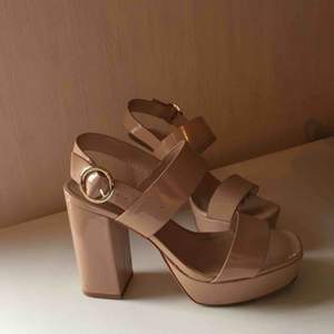 Nude /rosa högklackade skor från H&M i strl 36. Använda utomhus fåtal gånger. 😊 köparen står för eventuell frakt ☺️