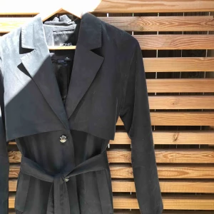  - Flowy kappa från Monki med fina detaljer  Melerade knappar och kan knytas i midjan Superhärligt material! Frakt tillkommer 