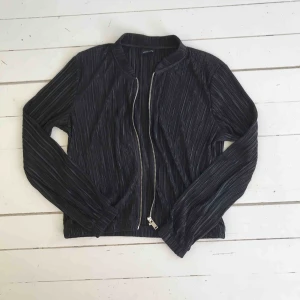  - Jacka i plisserat tyg, knappt använd.. går ungefär till höfterna på mig (jag ör 170 lång). Frakt tillkommer antingen spårbart (63kr) eller vanlig post (18kr)