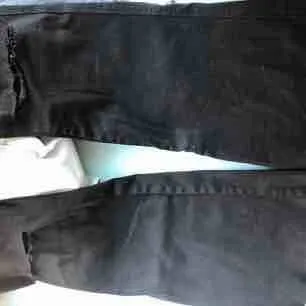 Vanliga bootcut jeans från dr.denim som är ”avklippta” å hål på knänen💕 svampbob på bakfickan som går att tvätta i maskin såklart. Jeans & Byxor.