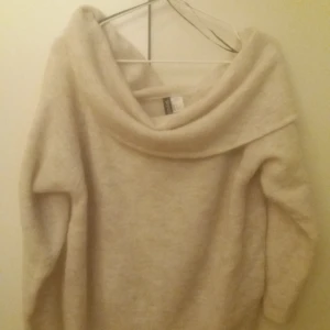  - En vit off shoulder tröja i tunt material 