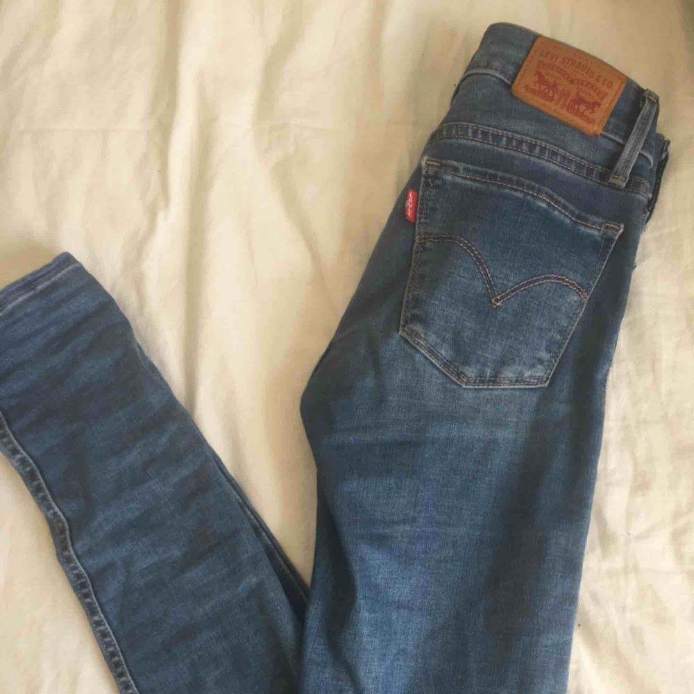 Levis jeans! Knappt använda och i fint skick. Har haft de länge men inte använt så mycket. Frakt tillkommer eller mötas upp vid TC elr Odenplan. . Jeans & Byxor.