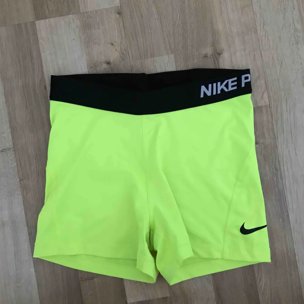 Neongröna hotpants från Nike. Små i storleken, använda en gång. Finns att hämta i Lund, annars står köparen för frakt 🐸. Shorts.