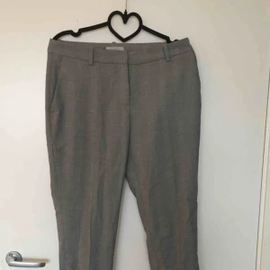  - Rutiga kostymbyxor i storlek S. 60 kr INKLUSIVE frakt. 🌸🌸