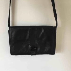  - Liten svart väska