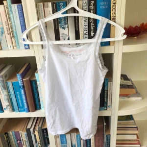  - Linne i bra skick med spetsdetaljer🥰