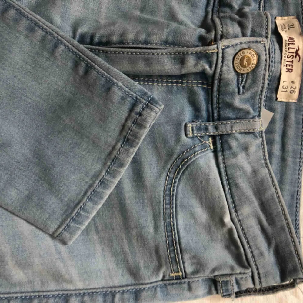 Ljusblåa jeans från hollister. . Jeans & Byxor.