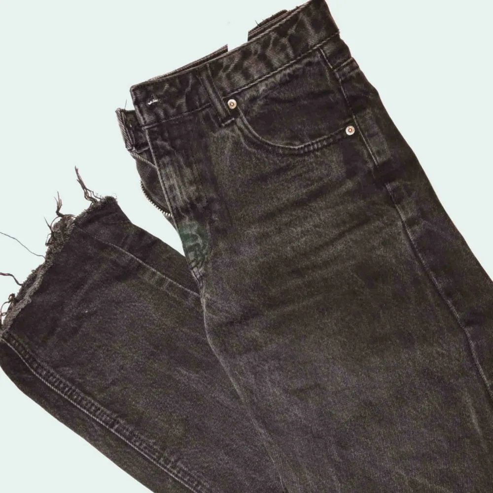 Ett par knappt använda skitsnygga mom jeans från Pull and Bear. Tvätten är lite flamrig vilket är skitnajs, de är bara för små för mig😩 Passa på att köpa!!!. Jeans & Byxor.