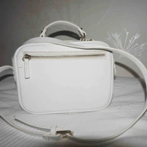  - Vit väska med bra utrymme