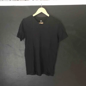  - 2x svarta v-ringade t-shirts från H&M. En för 20kr två för 30kr. 