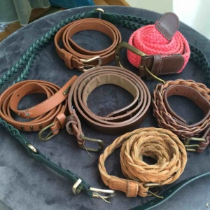  - En massa olika skärp från olika märken. Kom med bud! 