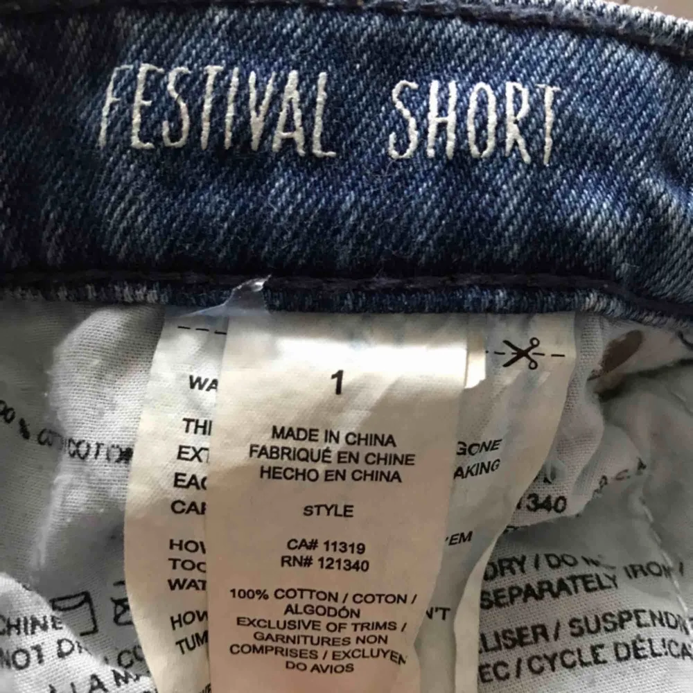 Snygga jeansshorts från Garage.  Modell: Festival short Storlek 1 vilket motsvarar XS/S.  I mycket fint skick!   Frakt tillkommer!  . Shorts.