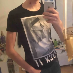  - Svart tröja med texten ”fuck it”. Strl S slim fit. Från New Yorker herravdelning men passar både tjejer och killar. Knappt använd.