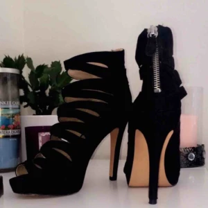  - Svarta högklackade skor i storlek 37kr frän h&m. Frakt inräknad i priset!  Aldrig använda pga fel storlek så de är i nyskick🧡(KAAAP)