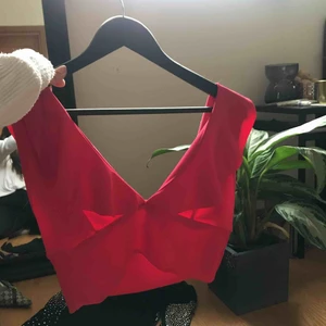 Crop top - Röd croptop. Säljer pga ingen användning:D