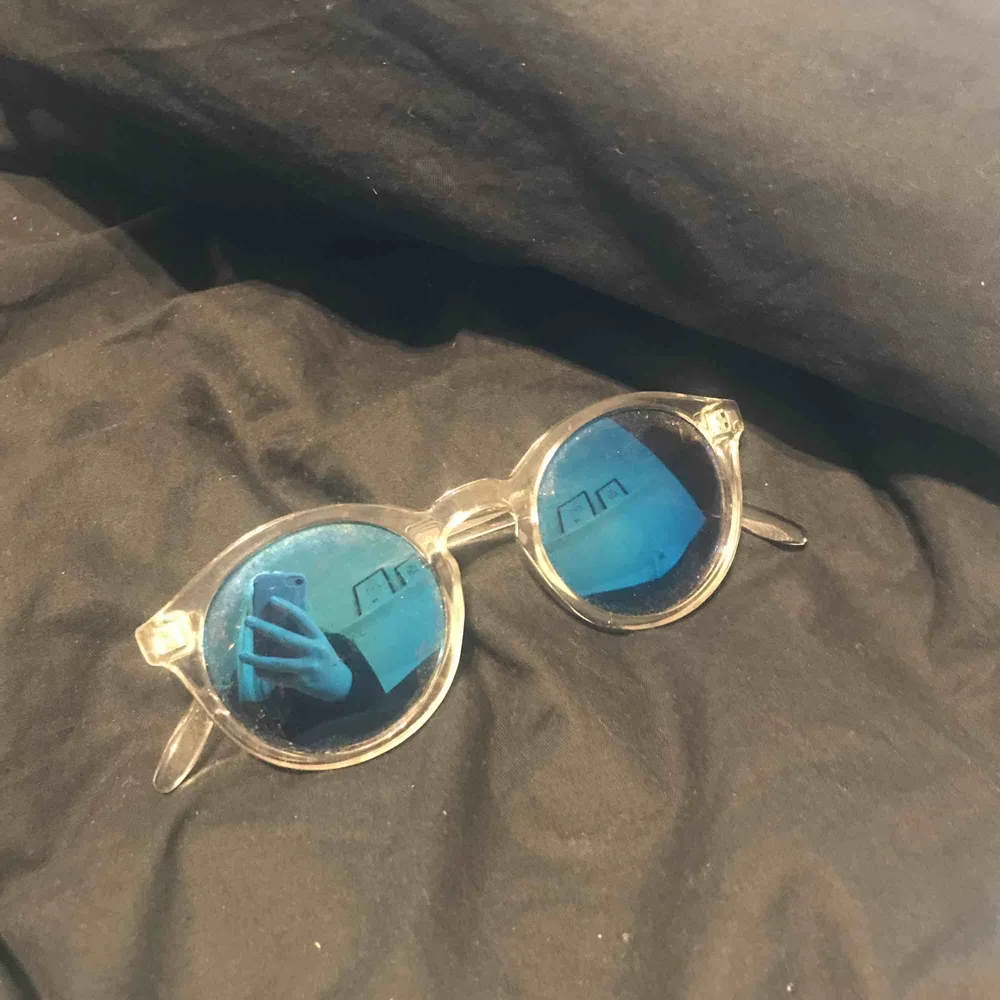 Genomskinliga solglasögon, köpte dom i Spanien och använda några gånger därför billigt pris!  Köpare står för frakt.. Accessoarer.