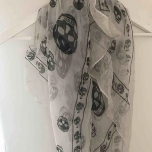  - Sjal från ALEXANDER MCQUEEN. 