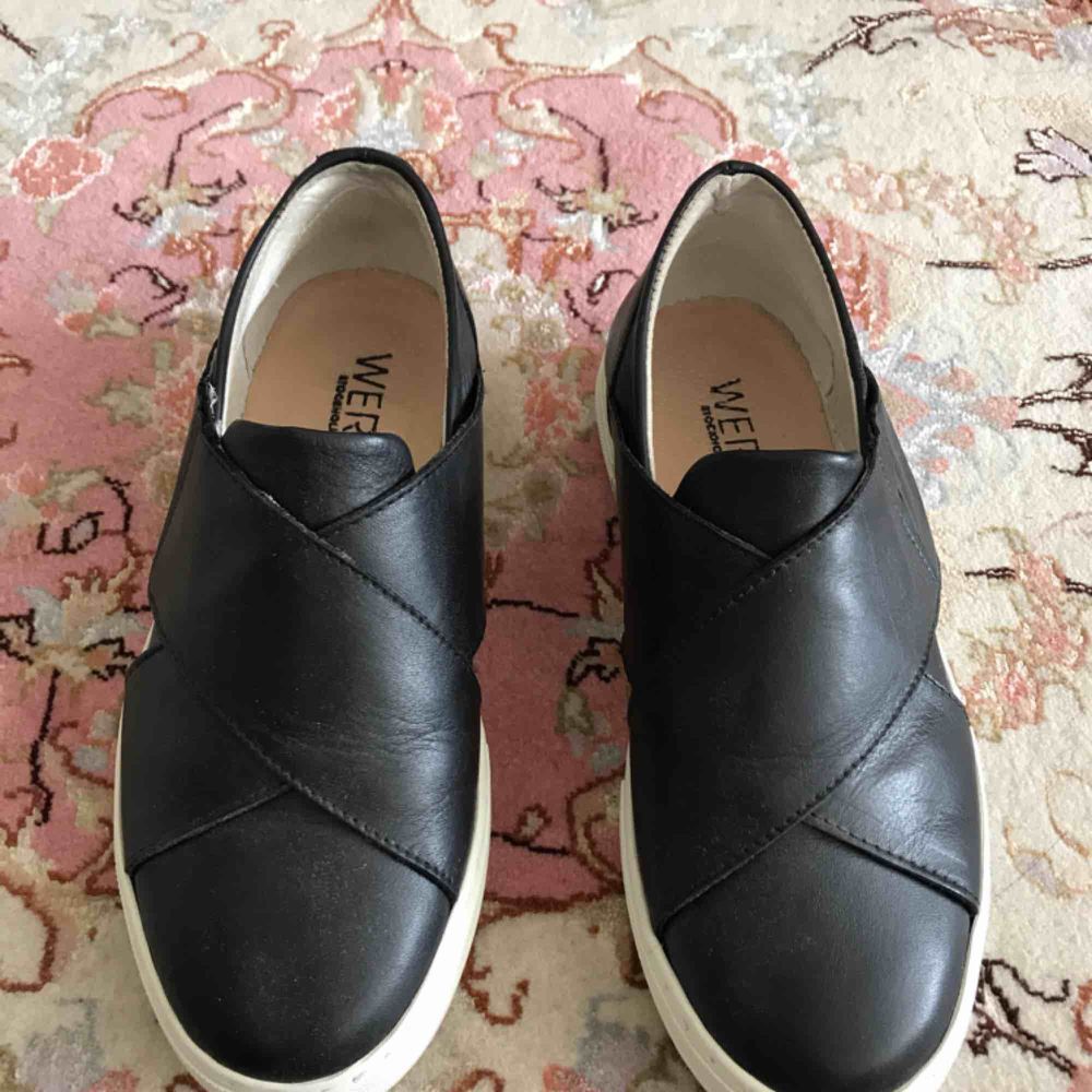 Säljer ett par jättesnygga slip-on skor från WERA Stockholm som köptes för ett år sedan. De är aldrig använda då storlek 36 inte riktigt är min storlek. Nyköpspris var cirka 900kr. 💕FRAKT INGÅR I PRISET!!. Skor.