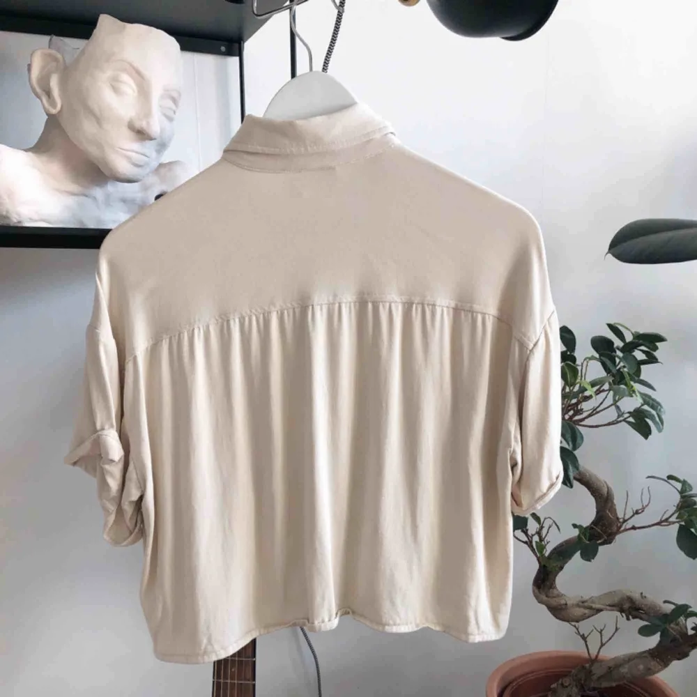 FRAKT INGÅR I PRISET🧡 Beige oversized croped skjorta från monki! Använd 1 gång - fint skick😍. Toppar.
