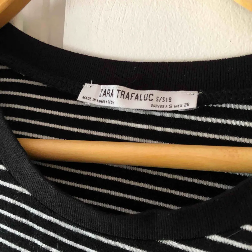 Randig svartvit croppad t shirt från Zara, knappt använd så i jättefint skick!. Toppar.