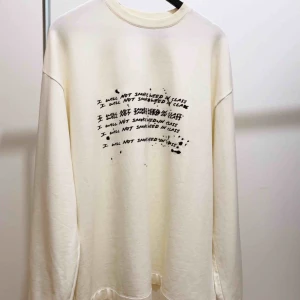  - Oversize benvit PUMA x FENTY tröja med broderade detaljer.  Asmysigt gostyg inuti och nästan nyskick, använd kanske 2 ggr.