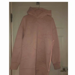  - Står ingen storlek så antar att det är one size men den skulle lätta kunna passa xs-l beroende på hur man vill att den ska sitta. HM X NICKI MINAJ Frakt tillkommer