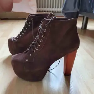 Säljer mina Jeffrey Campbell klackskor i storkek 40, använda ca 2 ggr. Nypris är 1600kr!  Mitt pris är 500🌸  Passar en 39!!  Fraktar eller möts i Göteborg