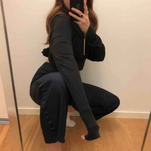  - As coola byxor i mörkblått med en fin satinrand på kanten av byxorna. Använda ca 4ggr. Köpt för 499kr. Frakten ingår i priset! 