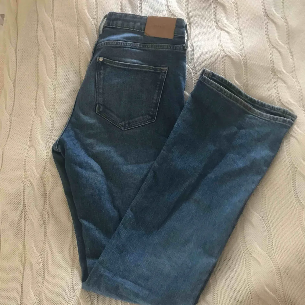 Säljer mina älskade bootcut jeans pga för små. Har klippt hålen själv, dom är perfekta i längden slutar liksom så dom ligger på skon snyggt, jag är 166 cm Köparen står för frakt. Jeans & Byxor.