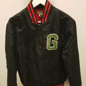  - GANT bomberjacka i fint skick! 🌟  Köparen står för frakt och betalning sker via swish! 