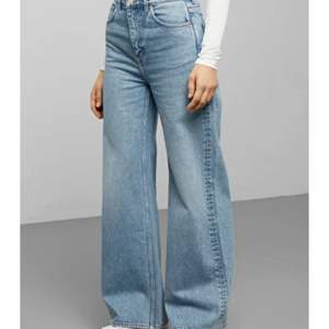 Ett par snygga vida jeans från weekday i modellen ACE. Köpte här på plick men tyvärr för stora för mig! Det är i väldigt fint skick. Frakt tillkommer:) 