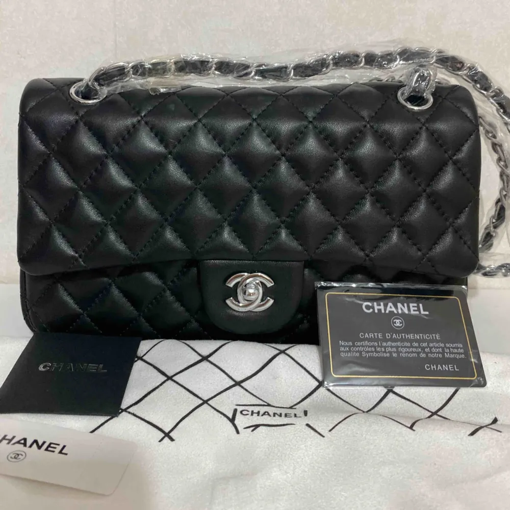 Chanel väska i skinn med silver detaljerad , medium storlek ca 26* 16cm     Aaaa kopia  Köparen står för frakten . Väskor.