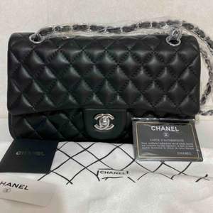 Chanel väska i skinn med silver detaljerad , medium storlek ca 26* 16cm     Aaaa kopia  Köparen står för frakten 