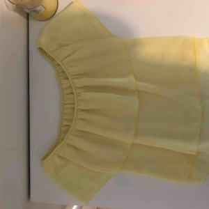  - Superfin ljusgul blus