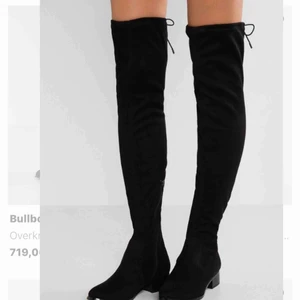  - Knähöga sammetsboots, bra skick använda en gång. Säljer pga hittar inte användning till dom. Köptes för 500kr 