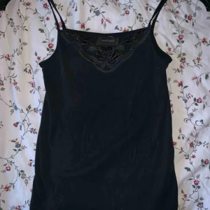 - ett svart spetslinne från vero moda i storlek xs  Möts upp i stockholm☺️