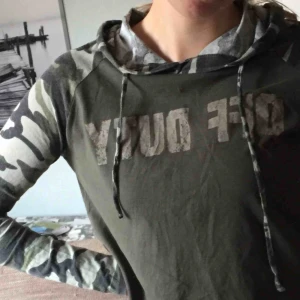  - Populär militärgrön/ kamouflage färgad magtröja med text från hm??, tunn och väldigt bekväm💘 använd max 5 gånger