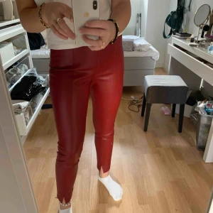  - JÄTTE coola röda skinnbyxor ifrån zara, det står att det är strl L men jag är en S och de passar perfekt💕💕⚡️