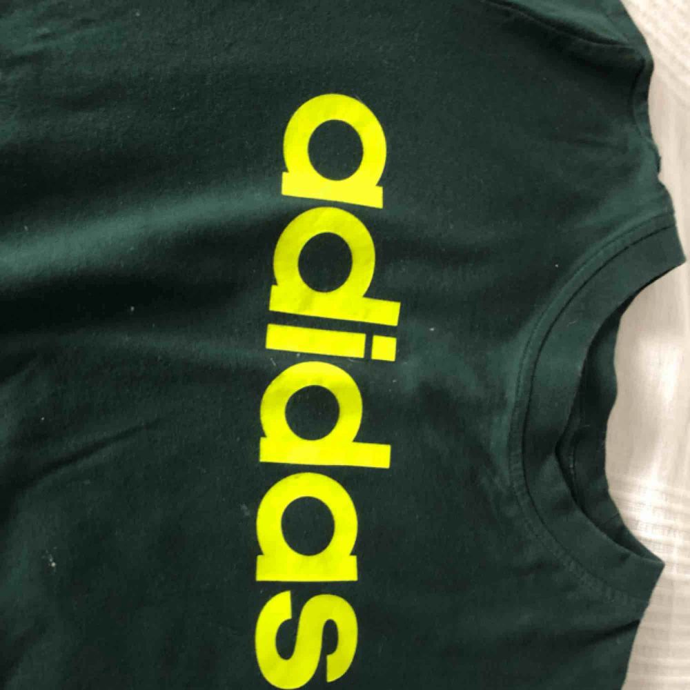 En lätt använd grön Adidas T-shirt. Köpte originellt för 250kr :). T-shirts.